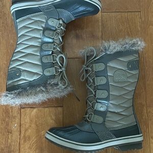 Sorel Tofino Size 8 Women’s Green waterproof Snow Boot